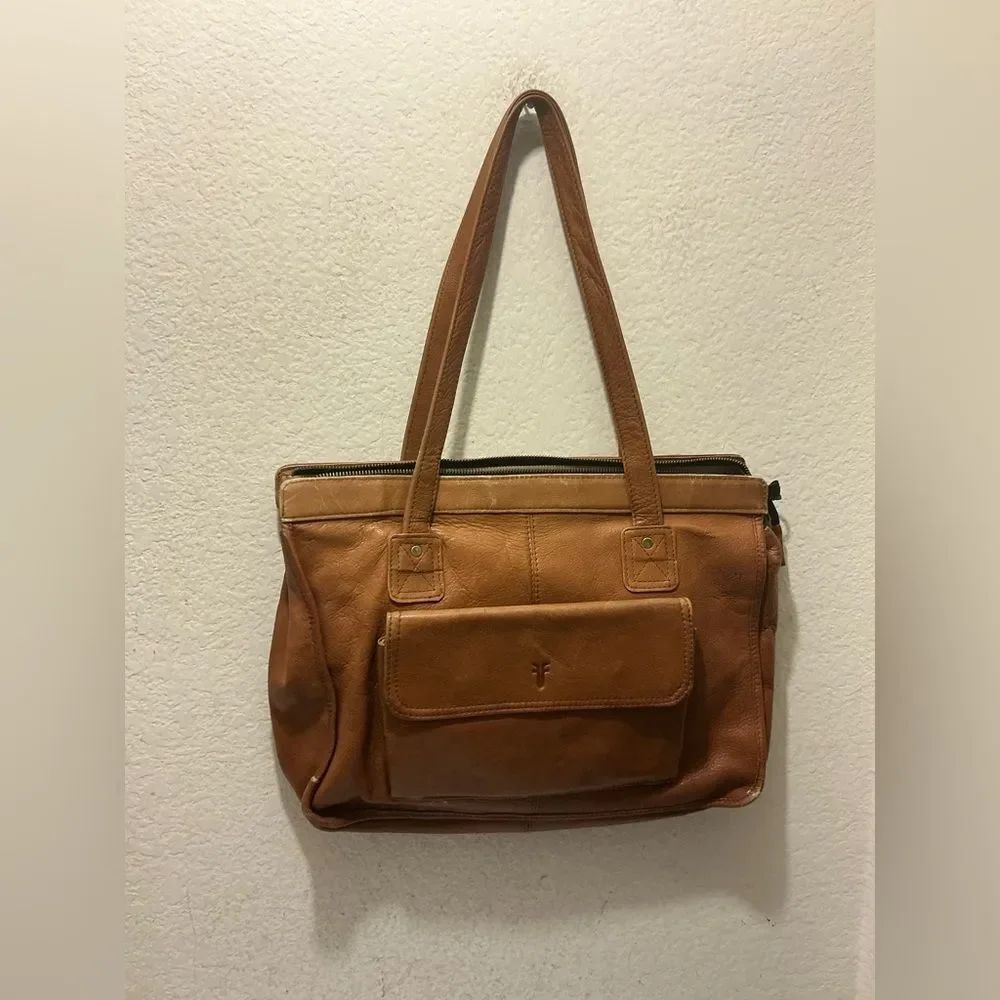 FRYE Vinatge soft 100% Leather Bag, Zip Top caramel color